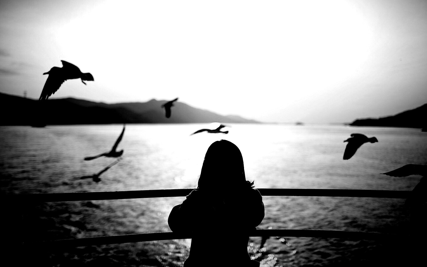 Девочка глядит на озеро обои