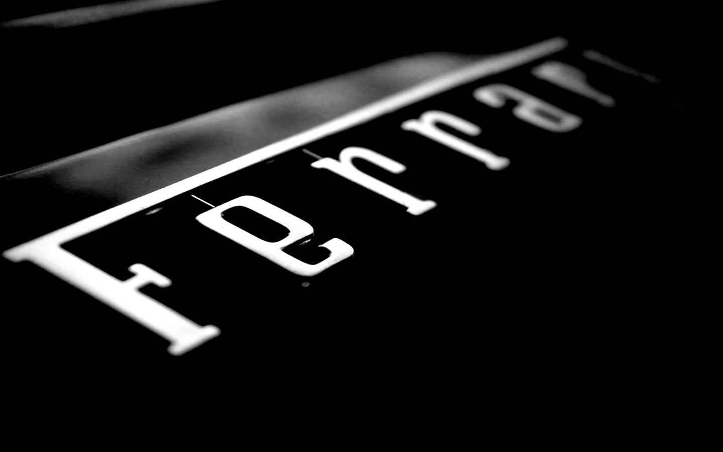 Хромированный логотип Ferrari обои