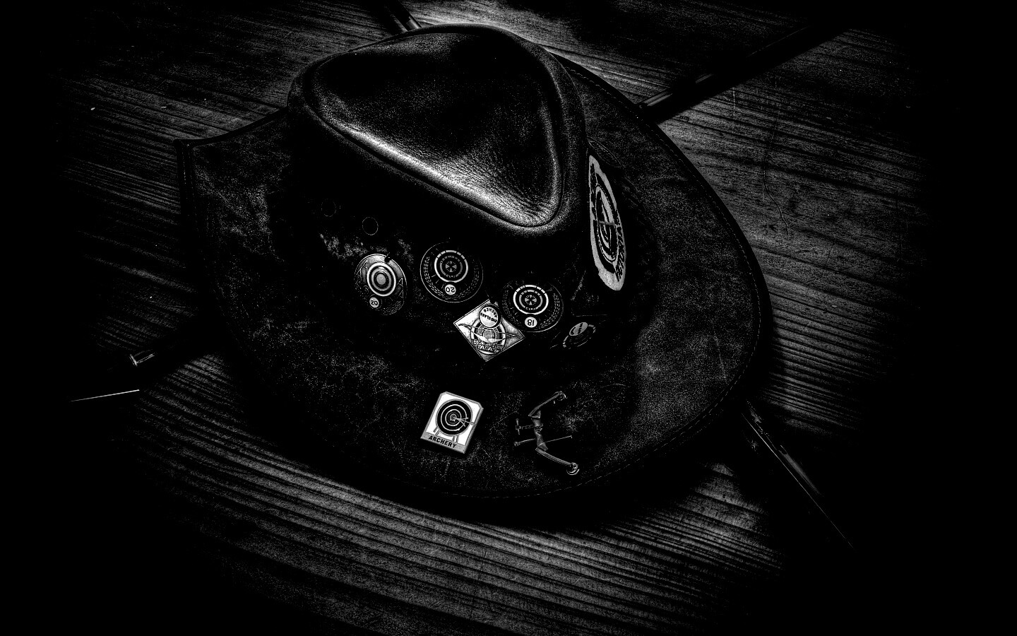 Шляпа и стрелы обои