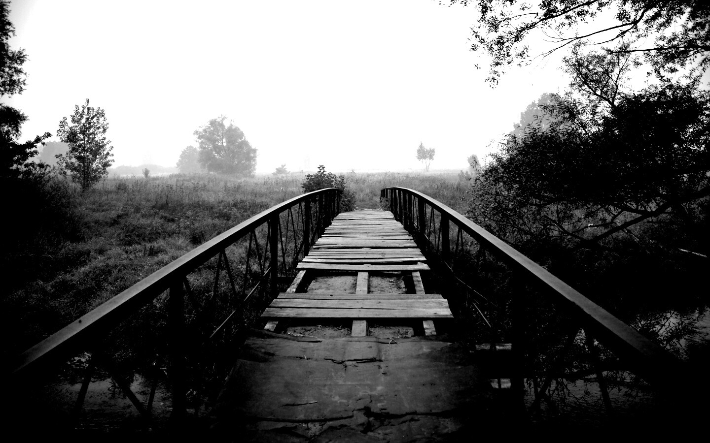 Старый мост на черно-белом фото обои