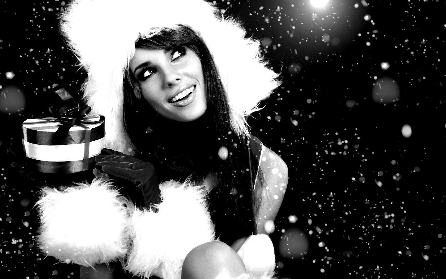 Девушка с новогодним подарком обои