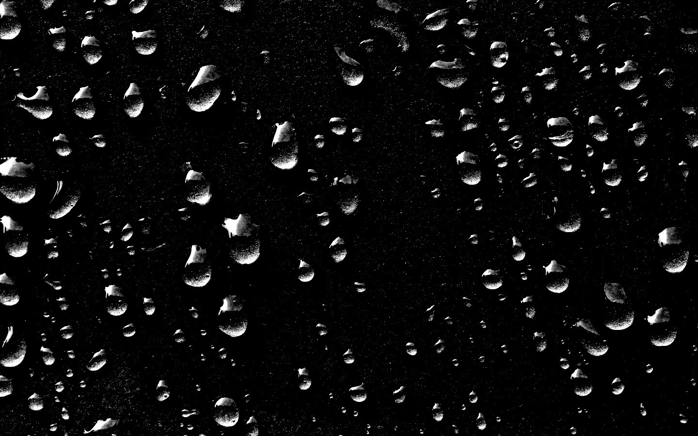 Капли воды на темной поверхности обои