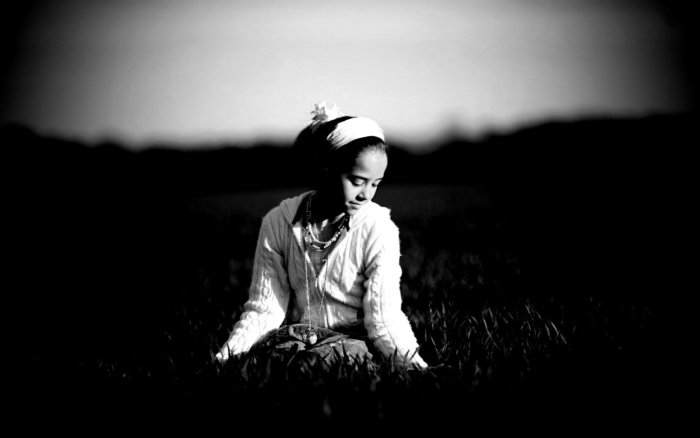 Девочка на траве обои