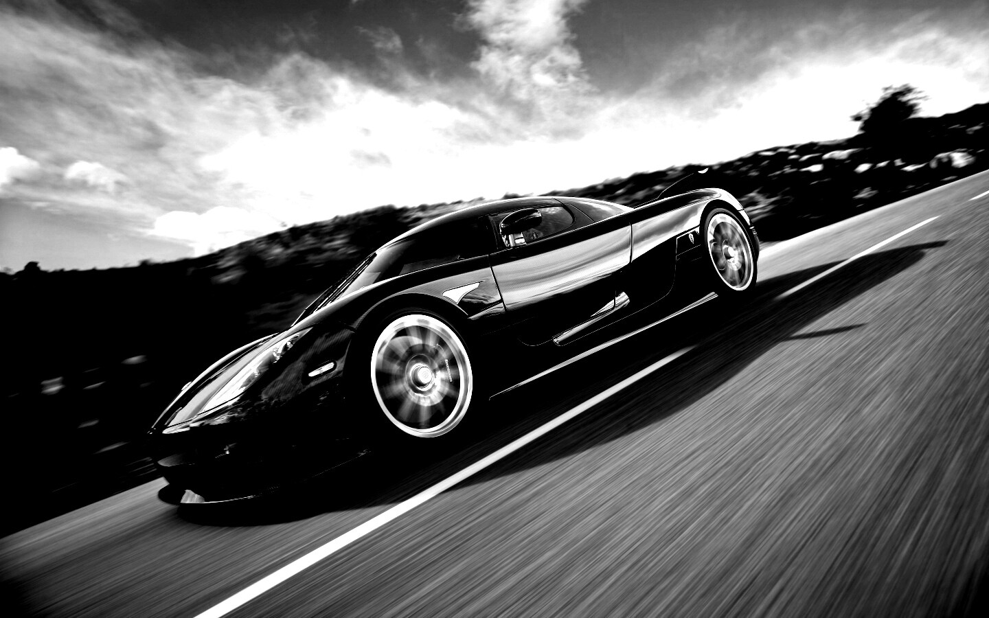 Автомобиль Koenigsegg мчится по трассе обои