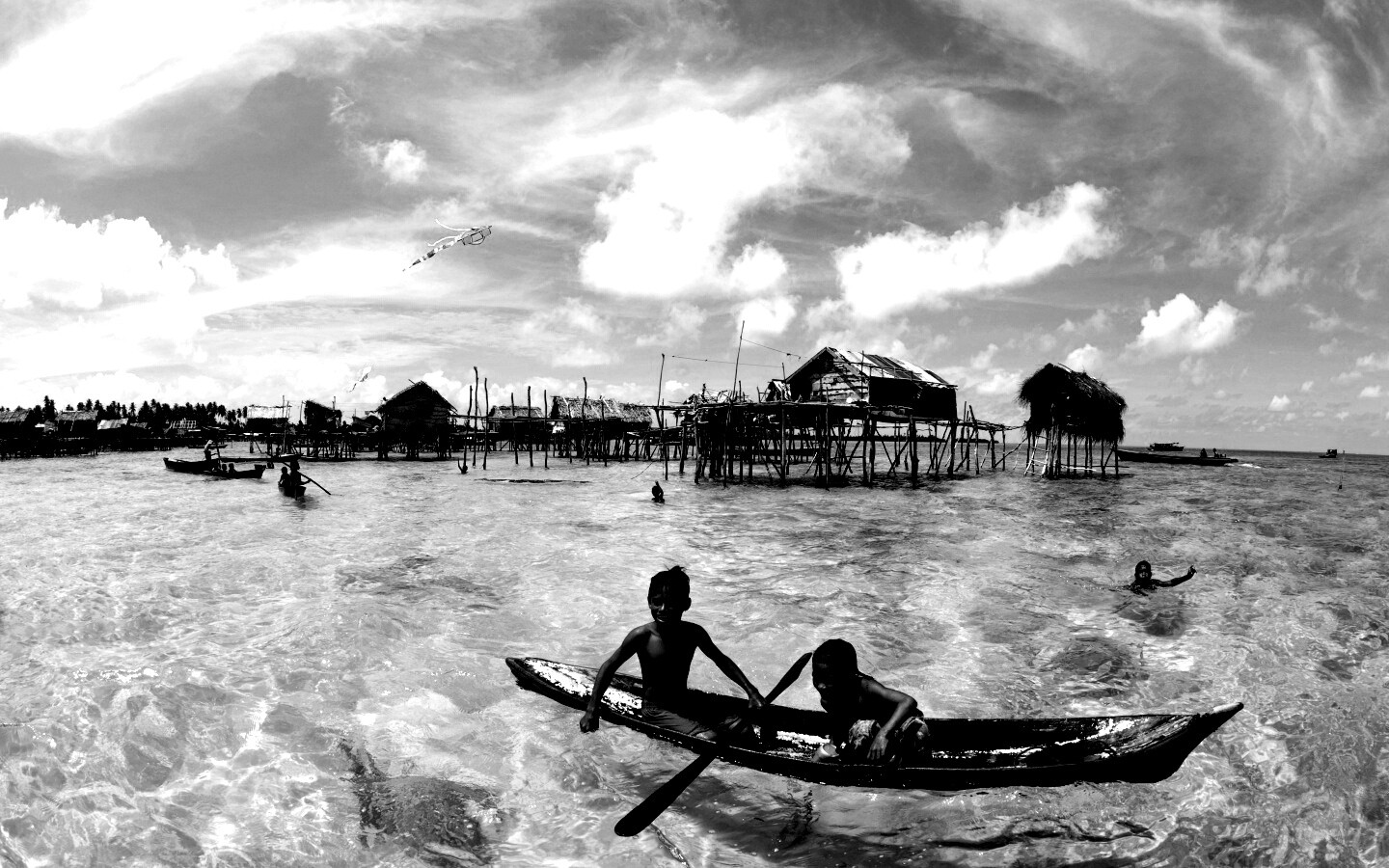 Дети в лодке у поселения туземцев обои