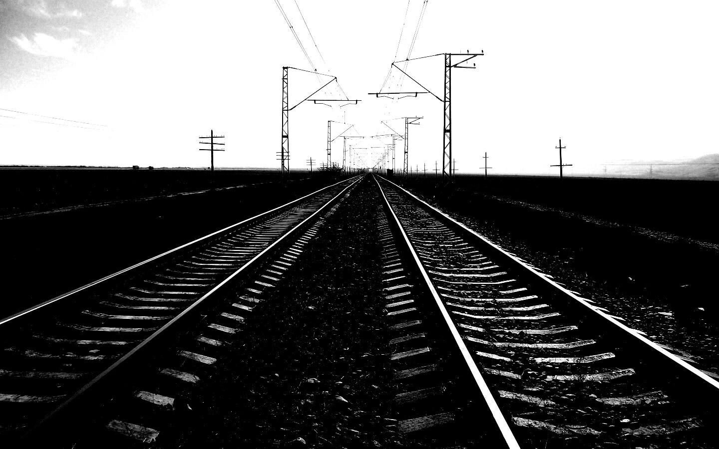 Железная дорога уходит вдаль обои