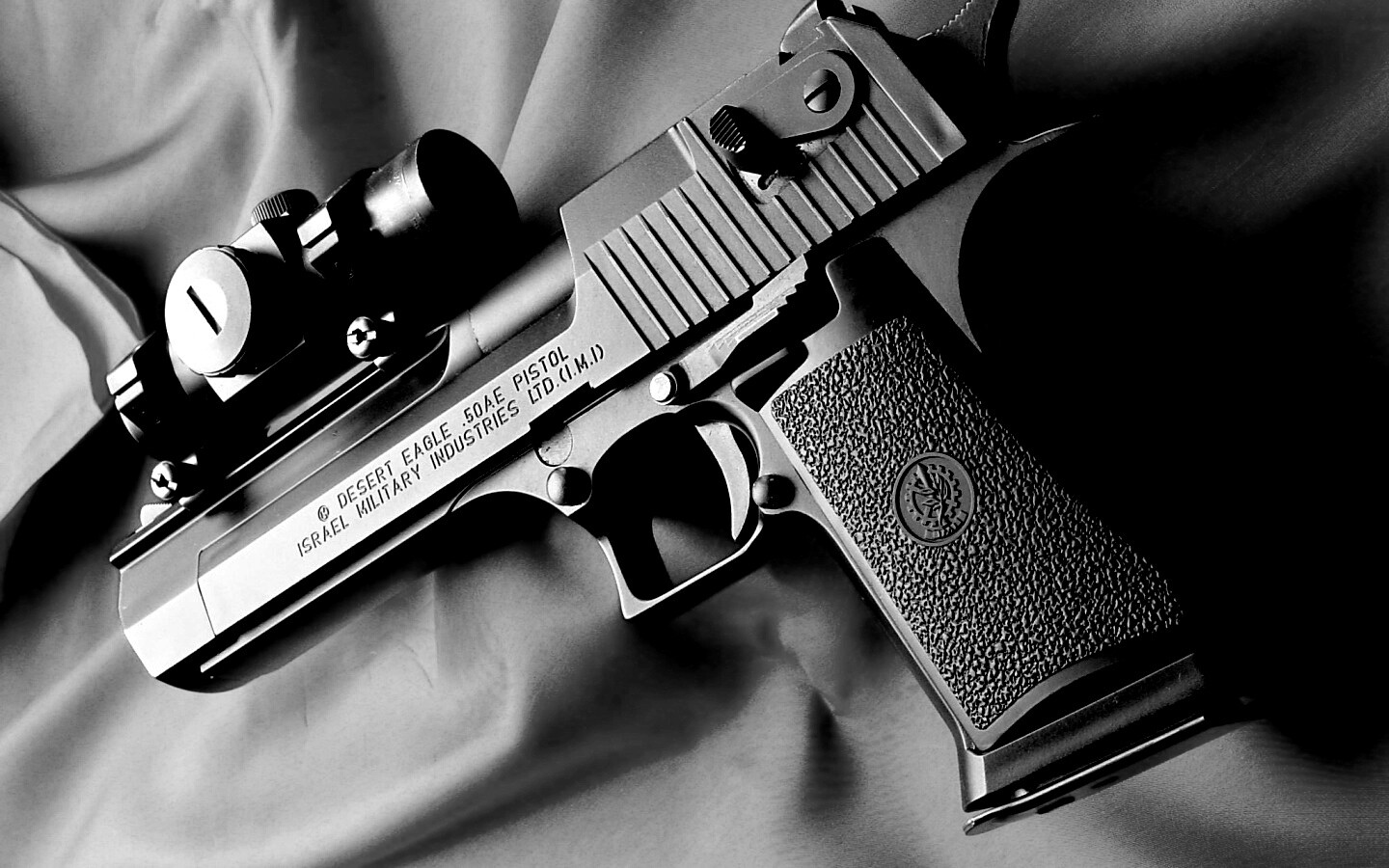 Пистолет Desert Eagle с прицелом обои