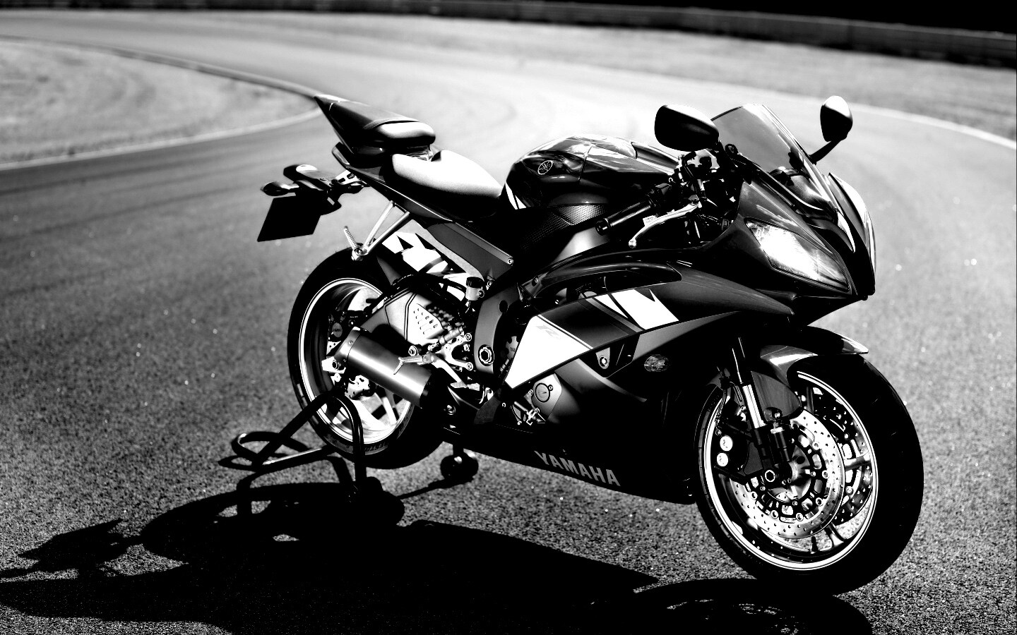 Мотоцикл Ямаха с блокиратором заднего колеса обои