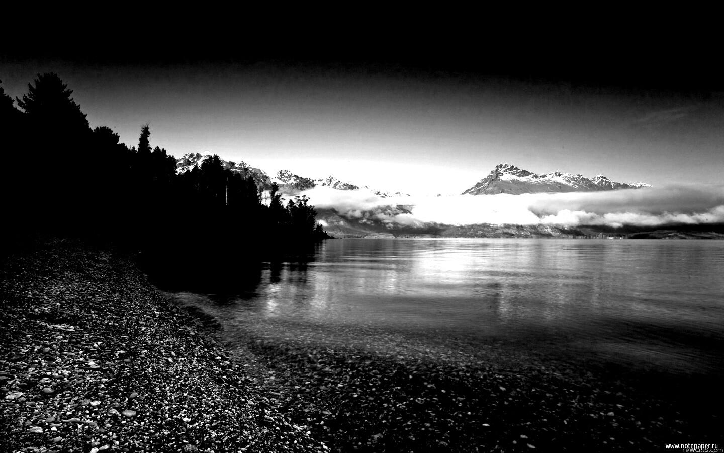 Озеро в предгорье обои