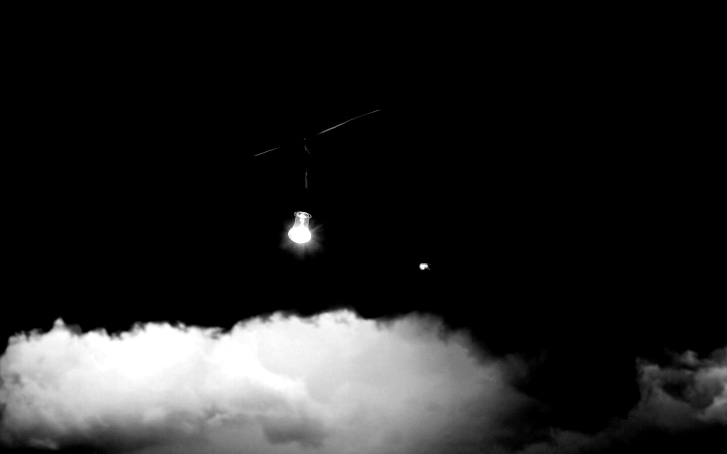 Лампочка на фоне туч обои