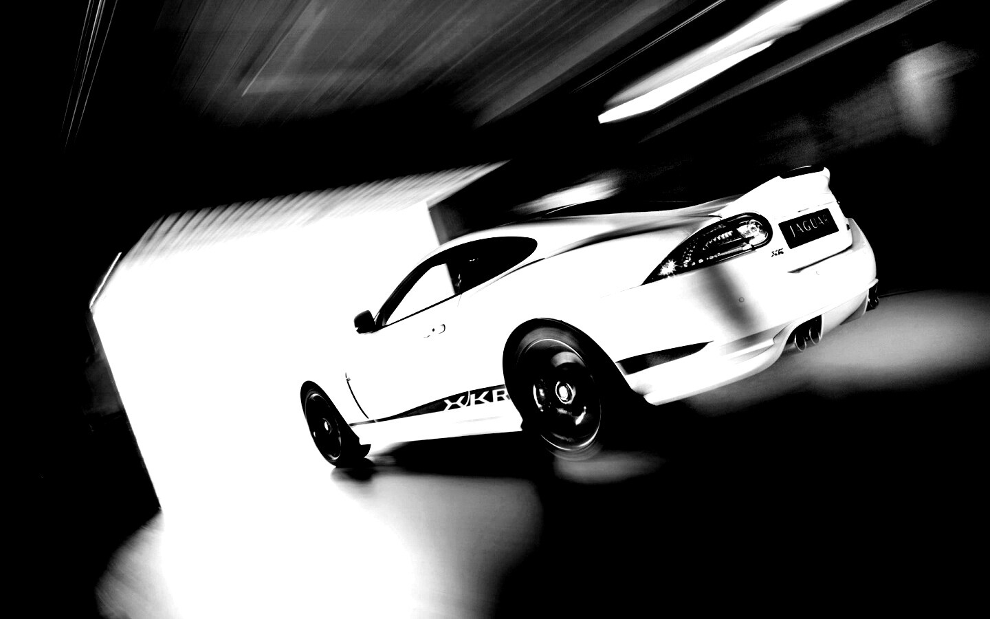 Белый ягуар в гараже обои