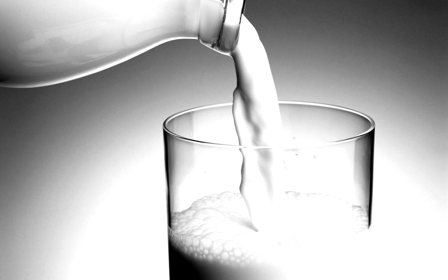 Молоко наливают в стакан обои