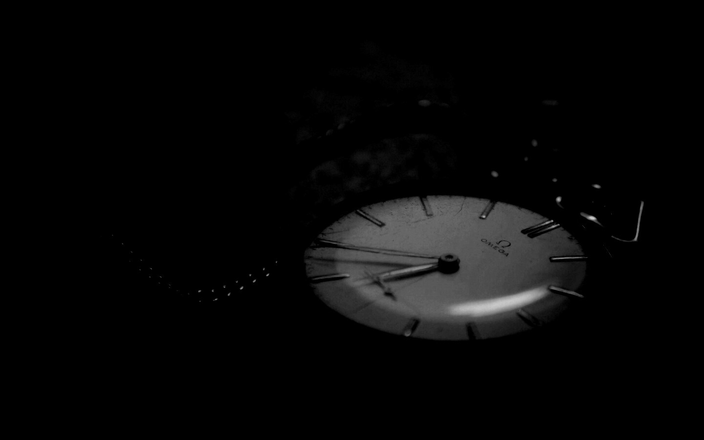 Часы на цепочке обои