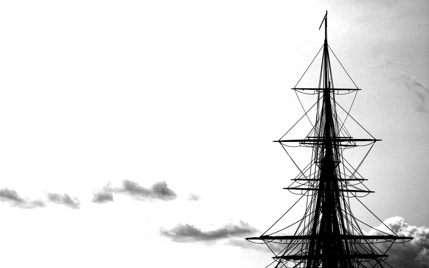 Мачта корабля на фоне неба обои