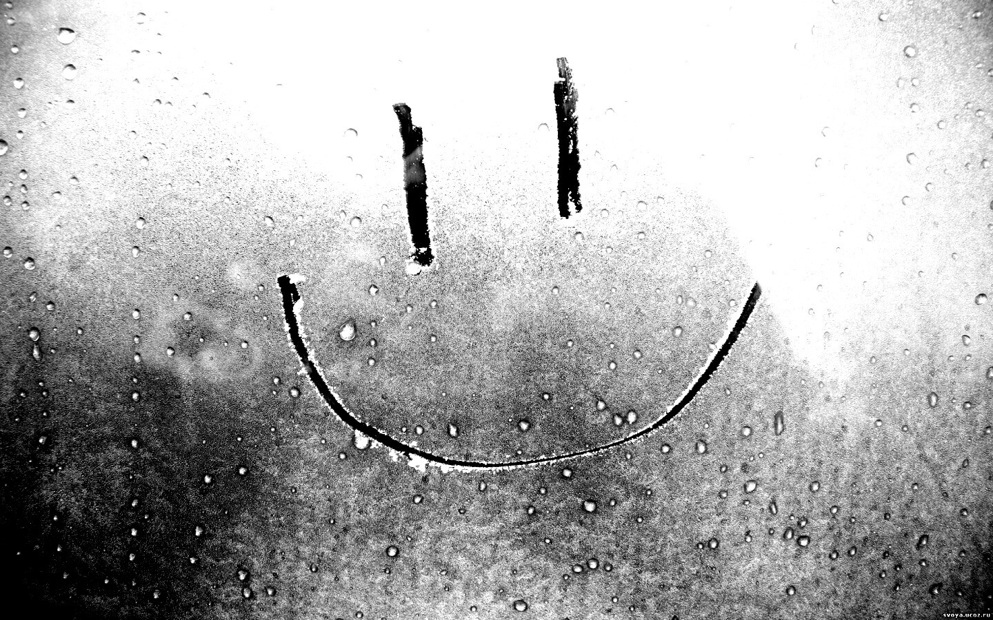 Улыбка на стекле обои