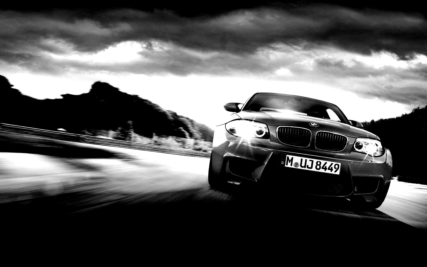 Оранжевый BMW M1 Coupe на треке обои