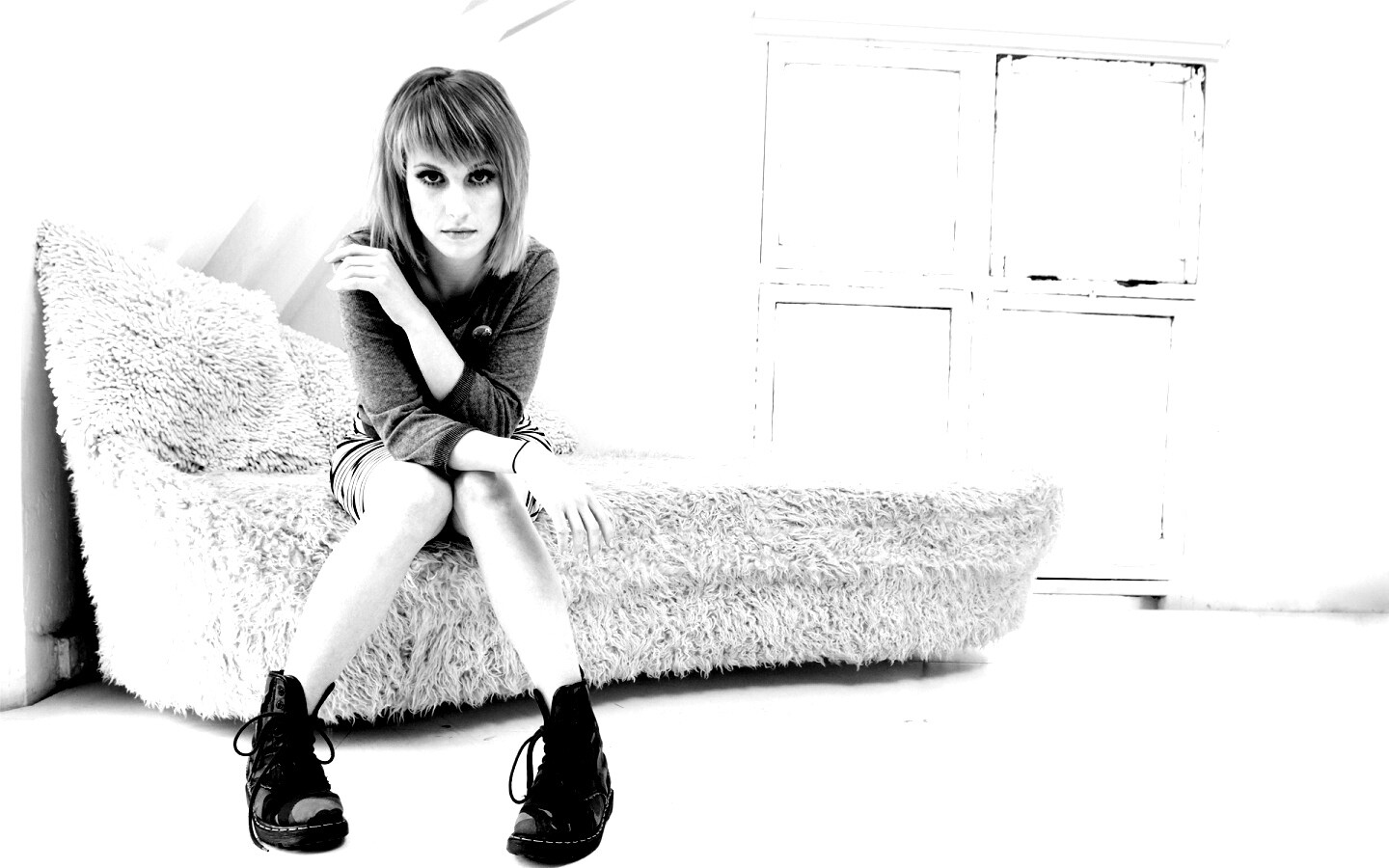 Рыжая в комнате обои