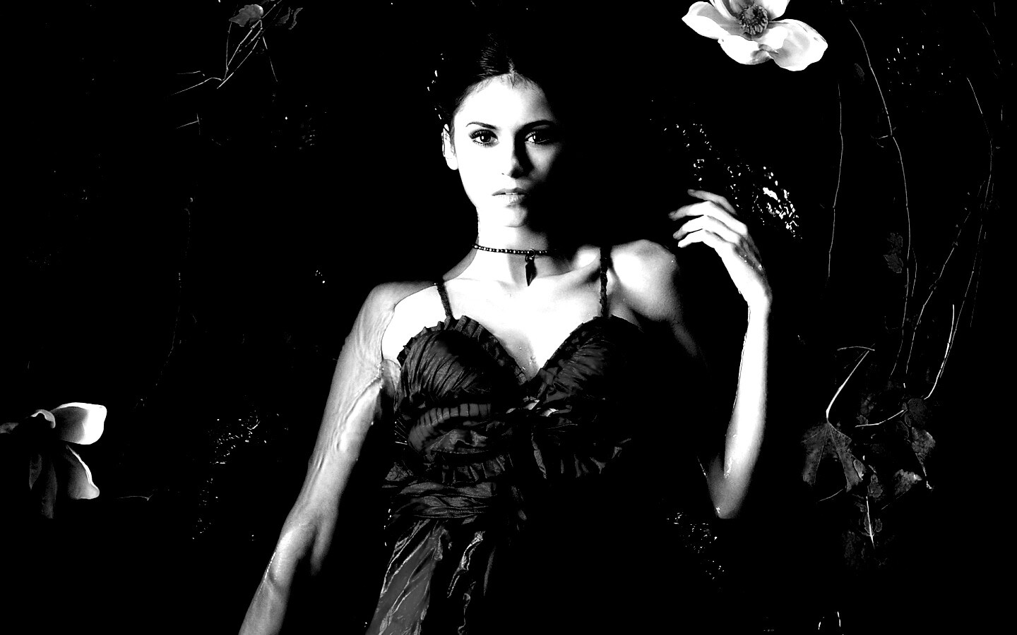 Женщина в красном платье обои