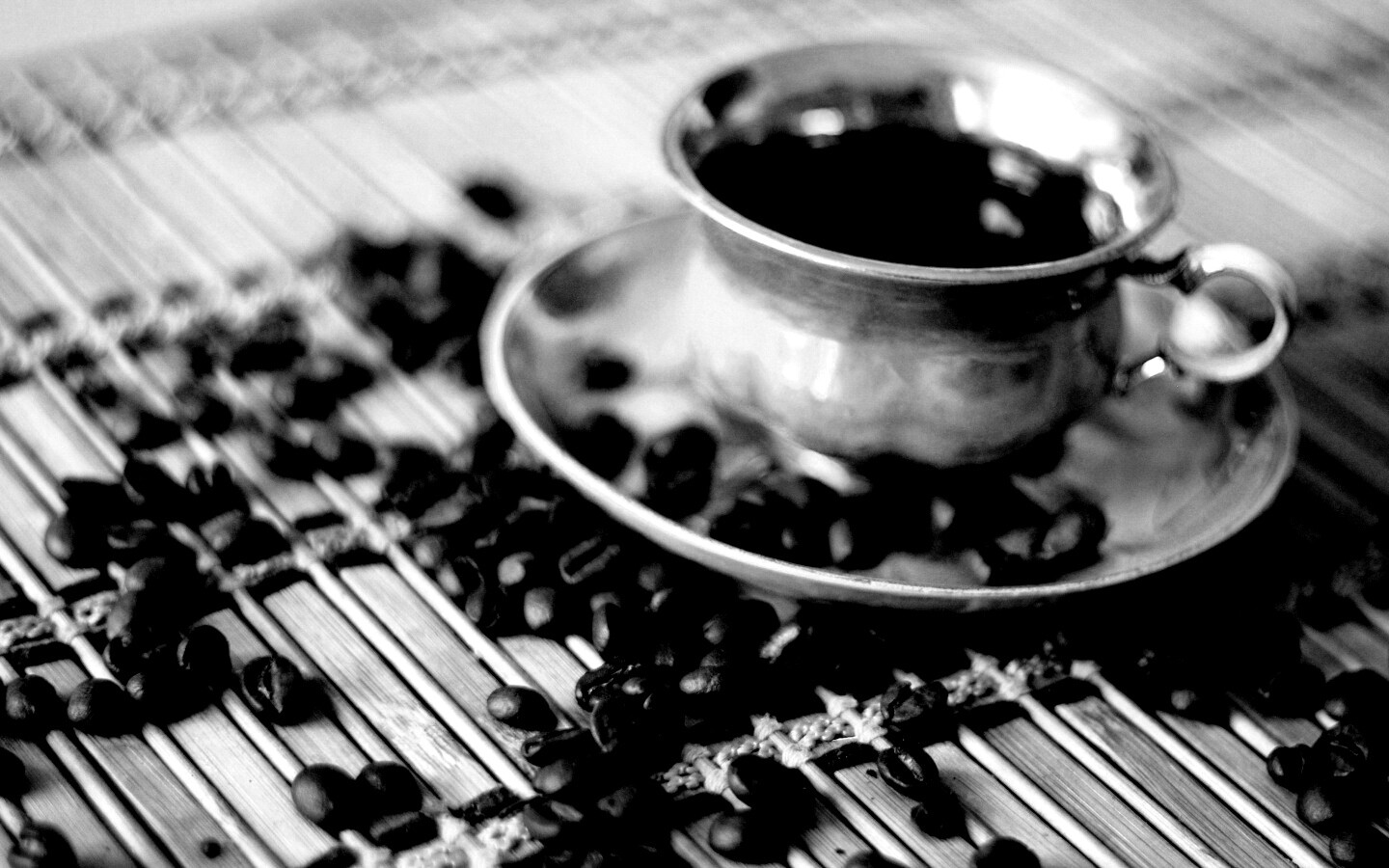 Чашка кофе и немного зерен обои