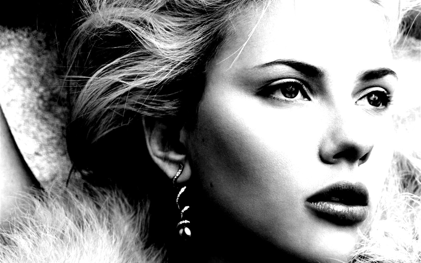 Скарлет Йохансон со змеиными серьгами обои