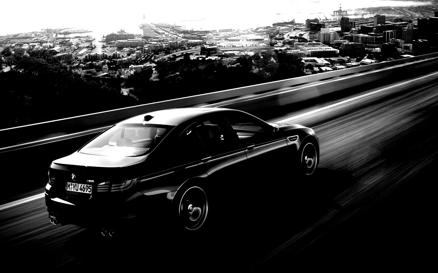 BMW F10 M5 на скоростной автостраде обои