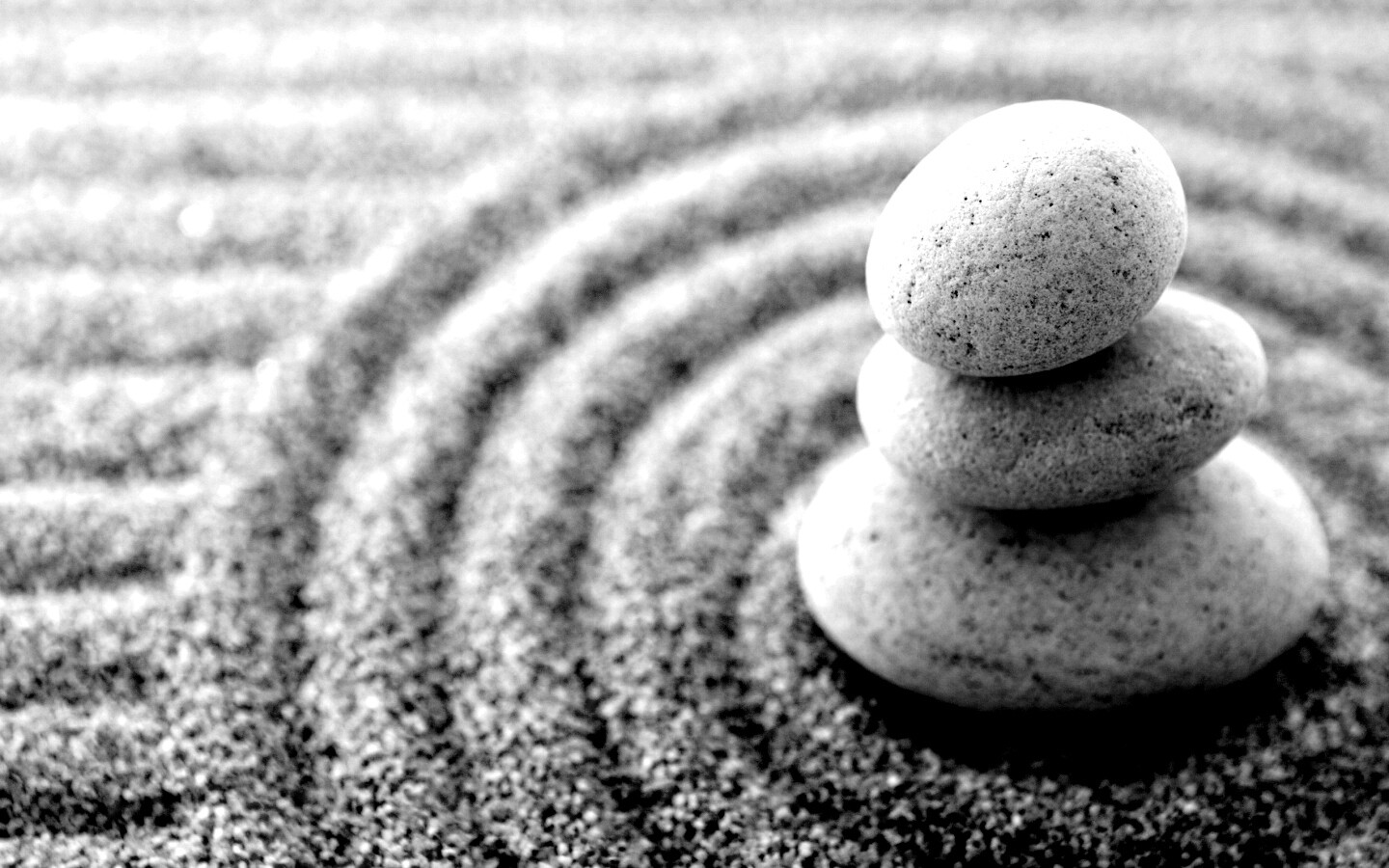 Пирамидка в саду камней обои