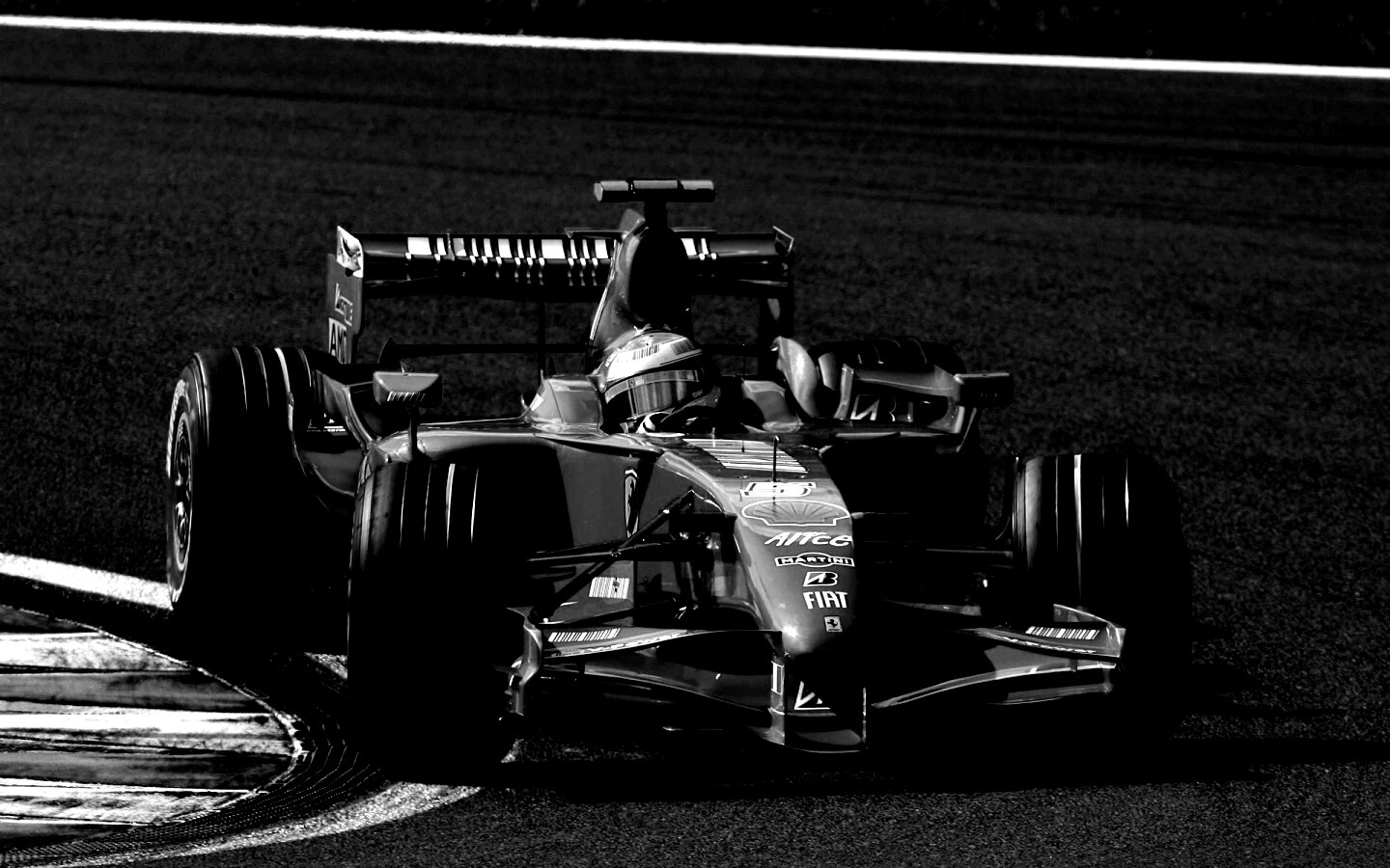 Болид Формула 1 на повороте обои