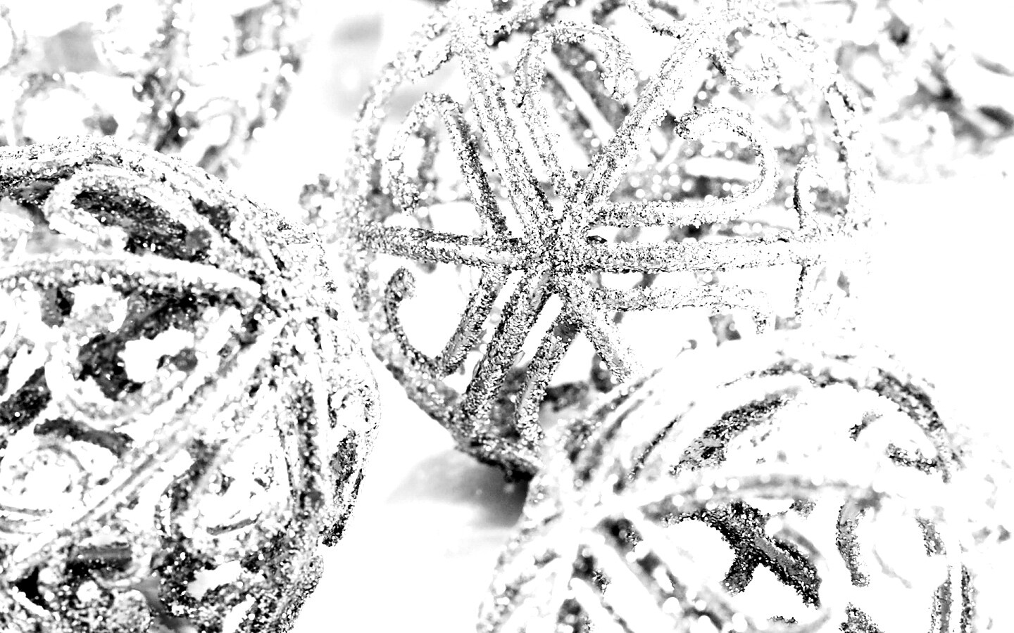 Серебрянные новогодние шары обои