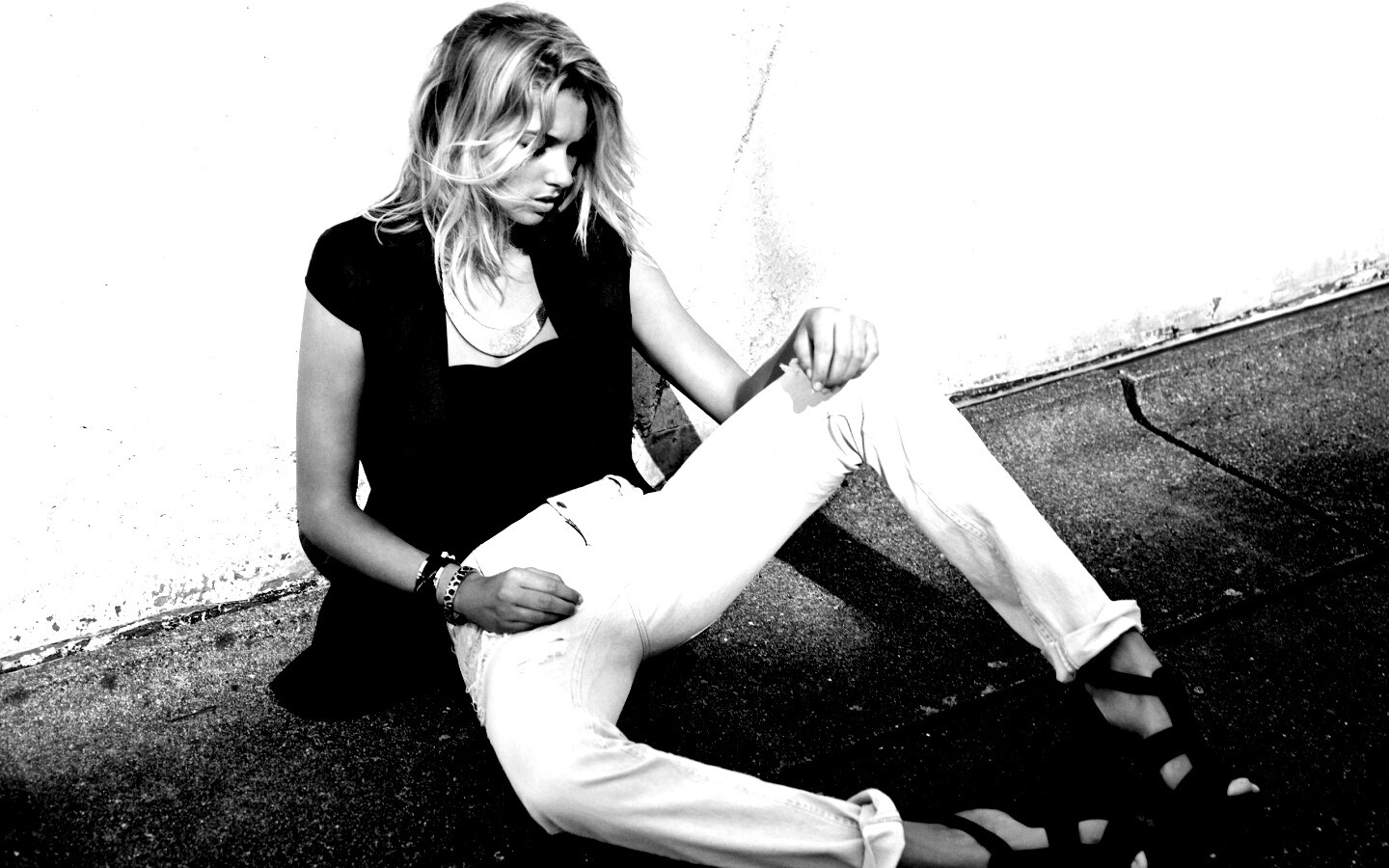 Девушка у стены обои