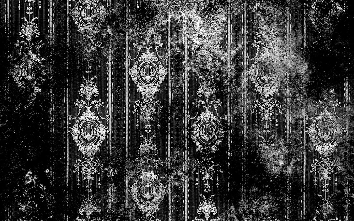 Старинные фиолетовые обои с узорами обои