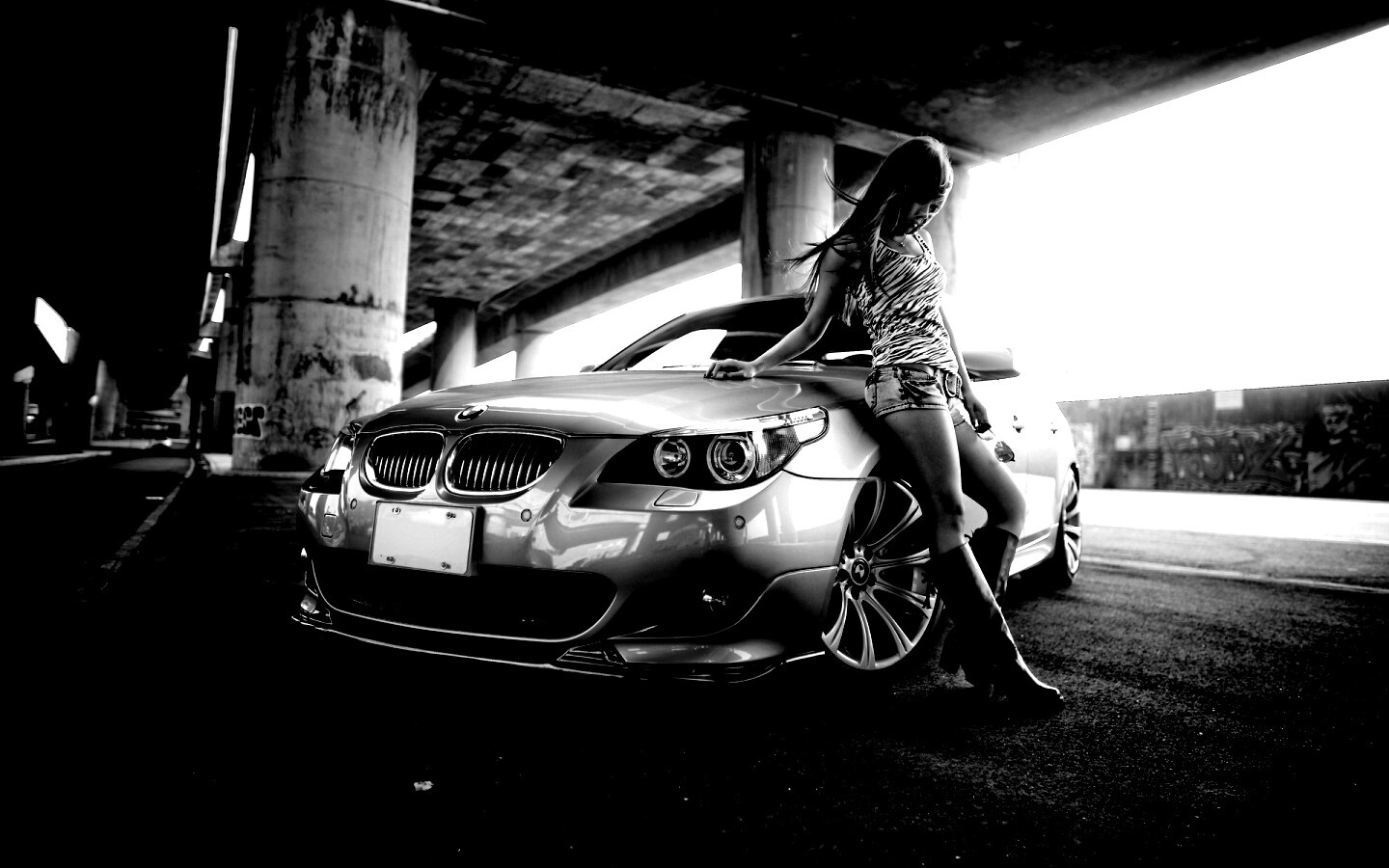 Девушка у BMW обои