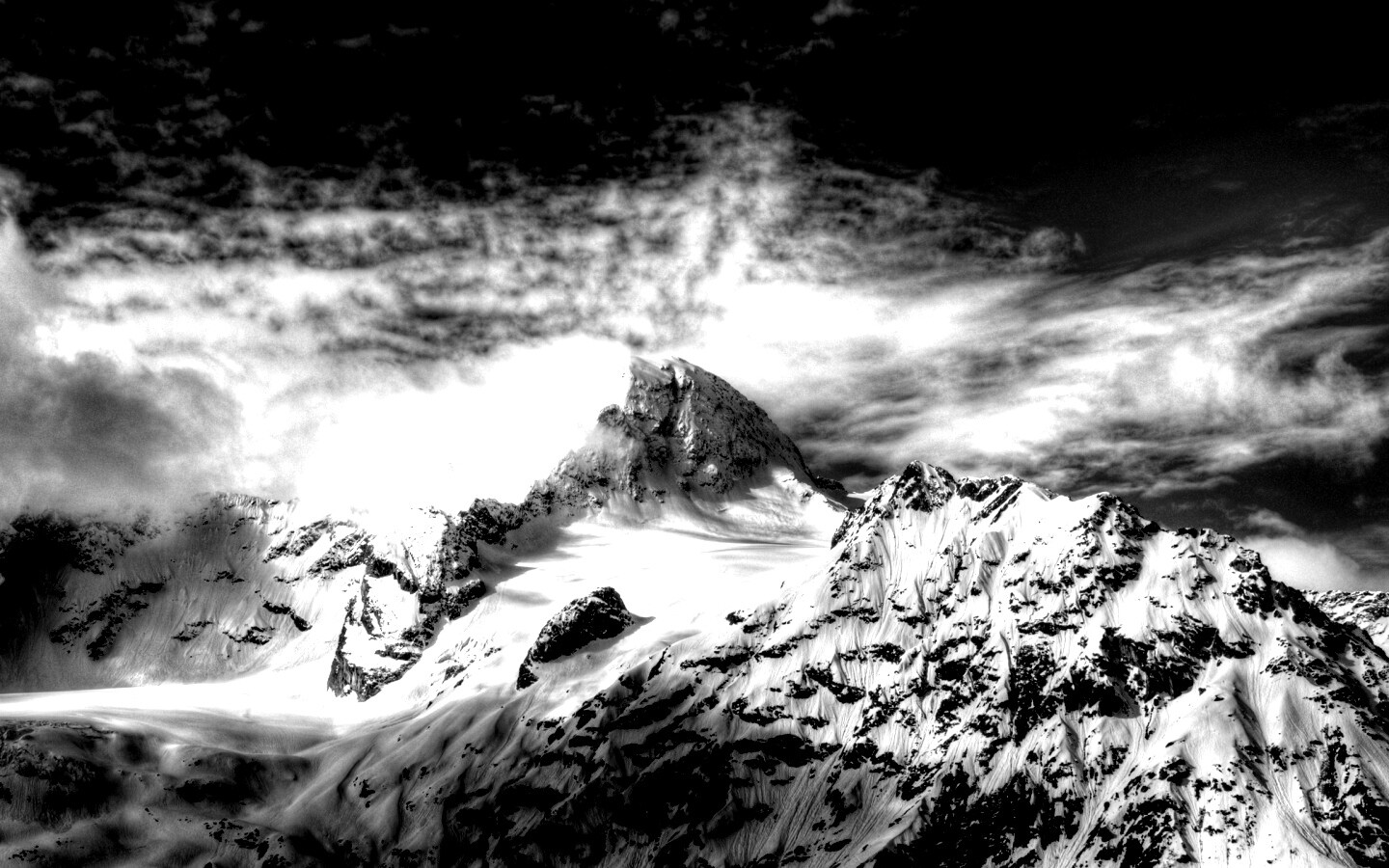 Снежные горные вершины на ветру обои