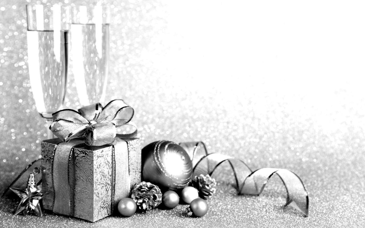 Подарок и бокалы шампанского обои