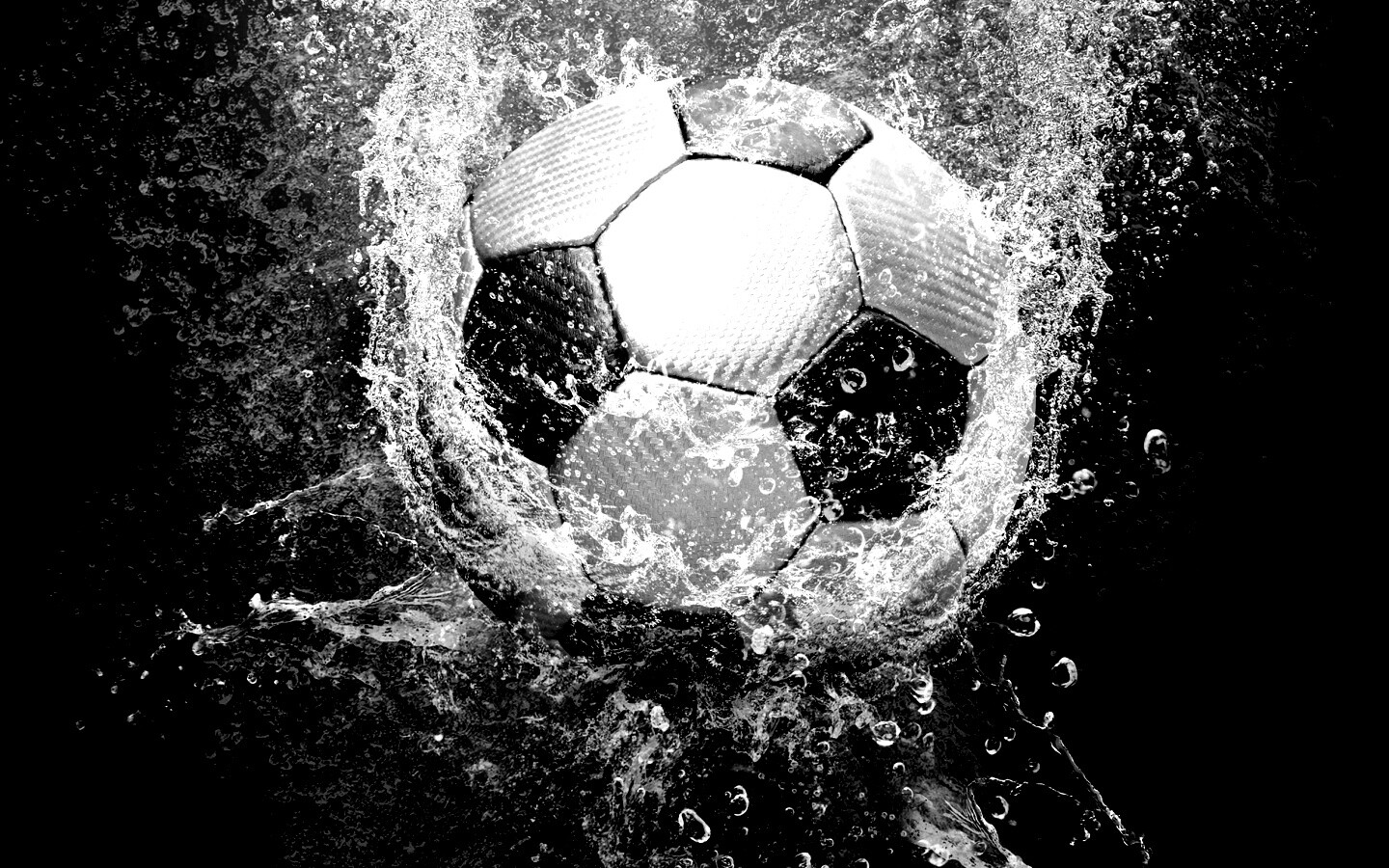 Футбольный мяч в воде обои