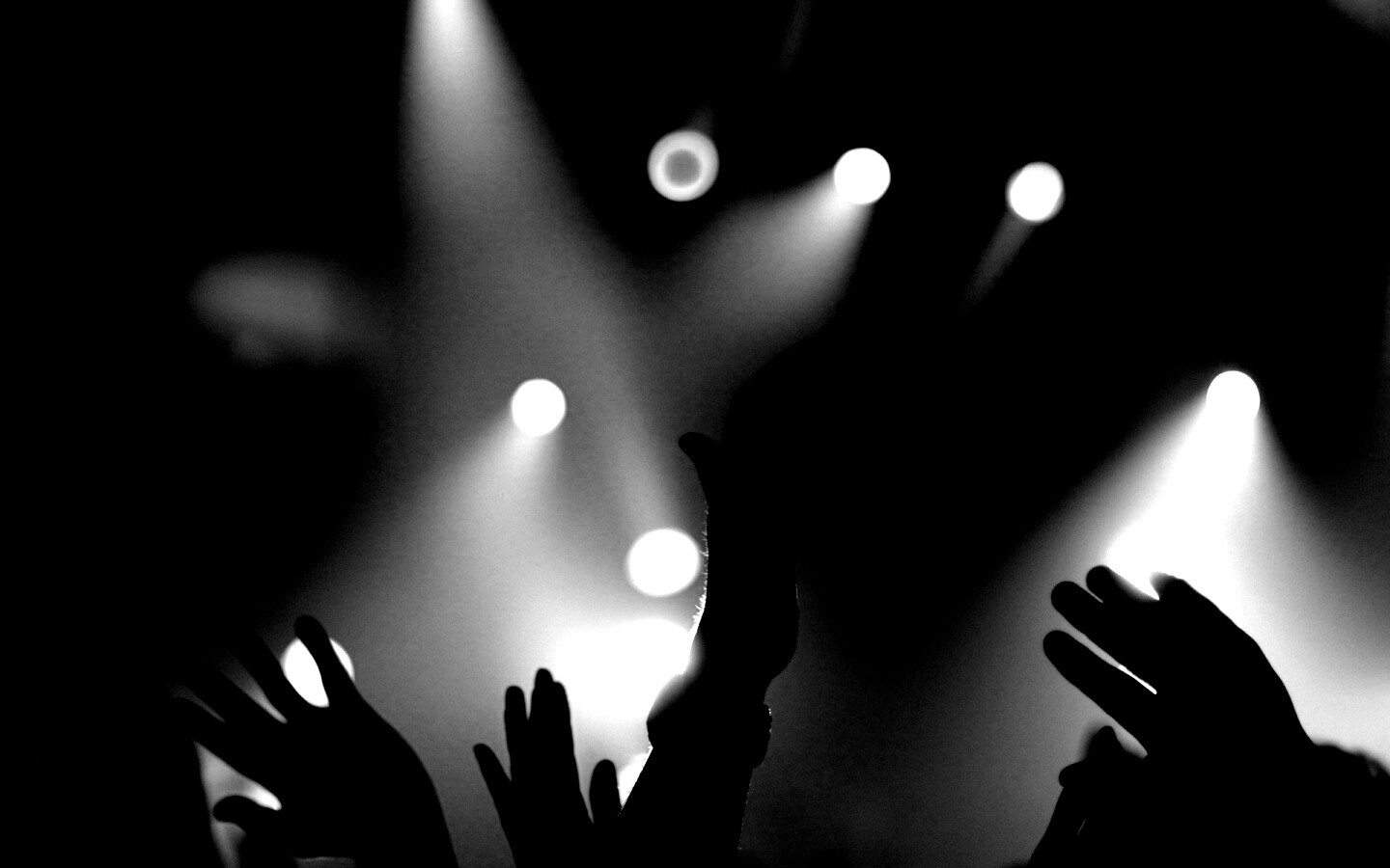 Руки людей на концерте обои