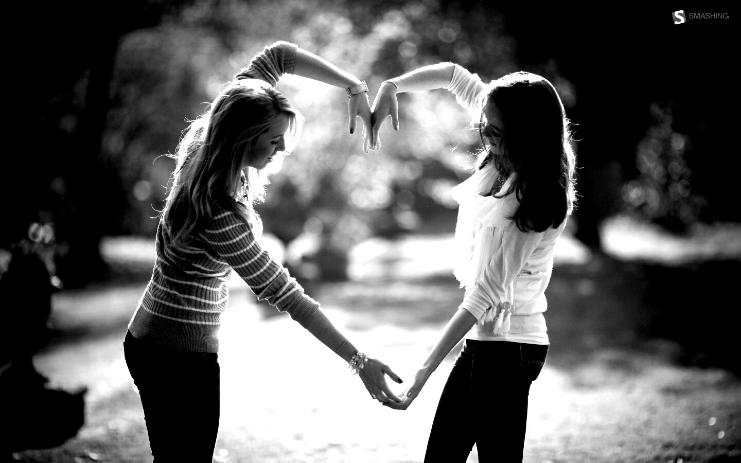 Две девушки и сердце из рук обои