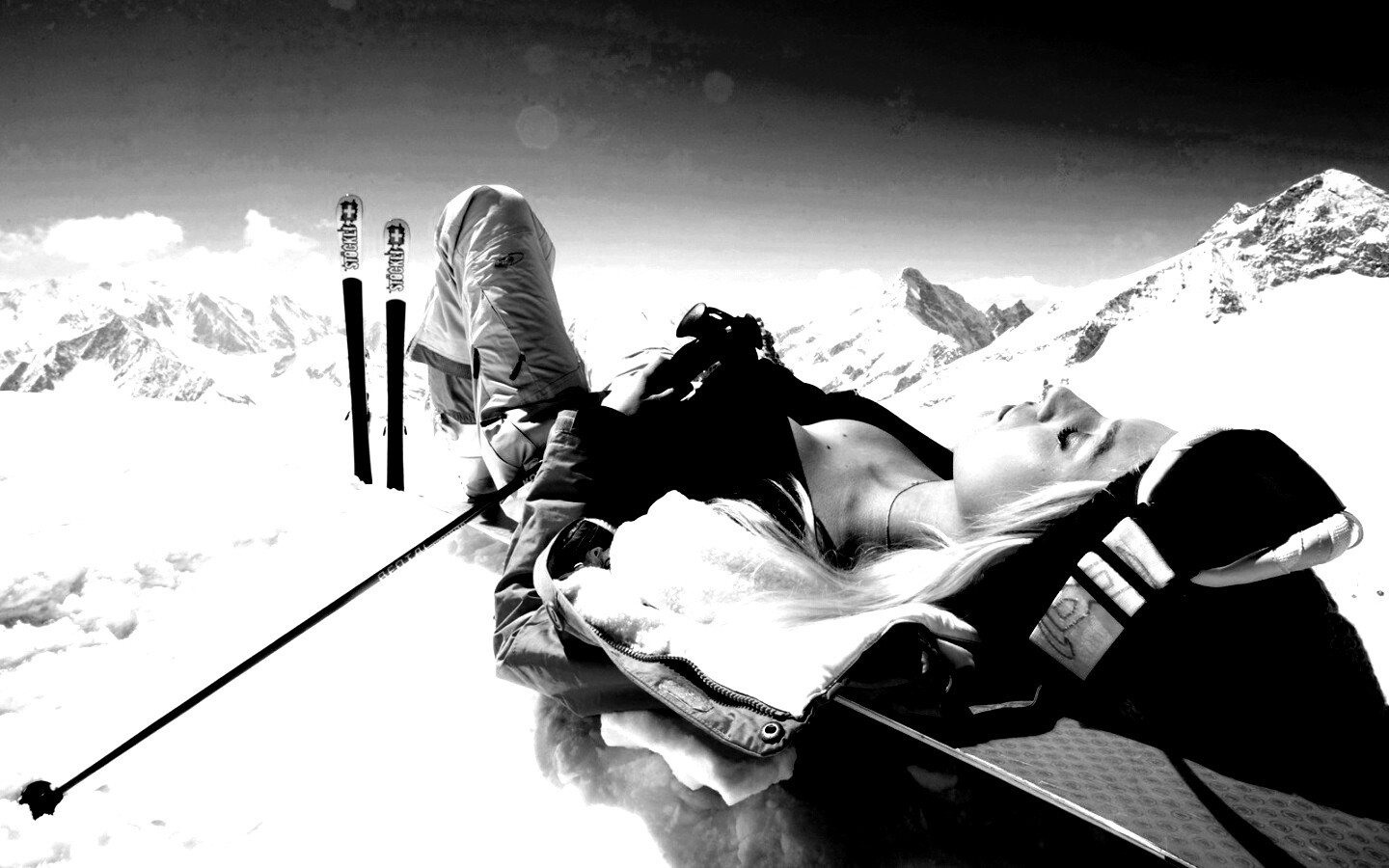 Лыжница отдыхает в горах обои