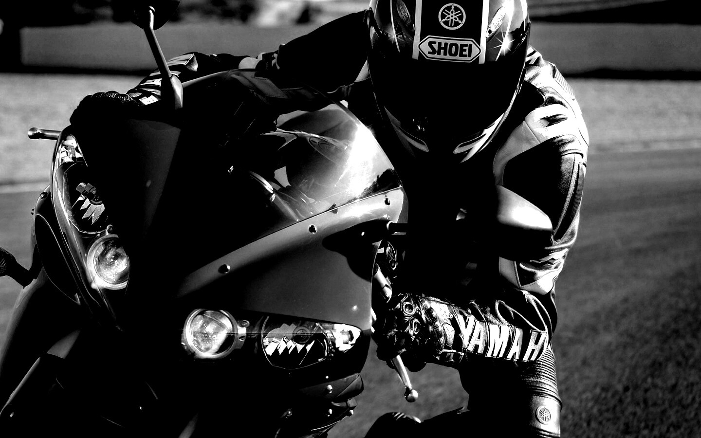 Мотоциклист на красной ямахе обои