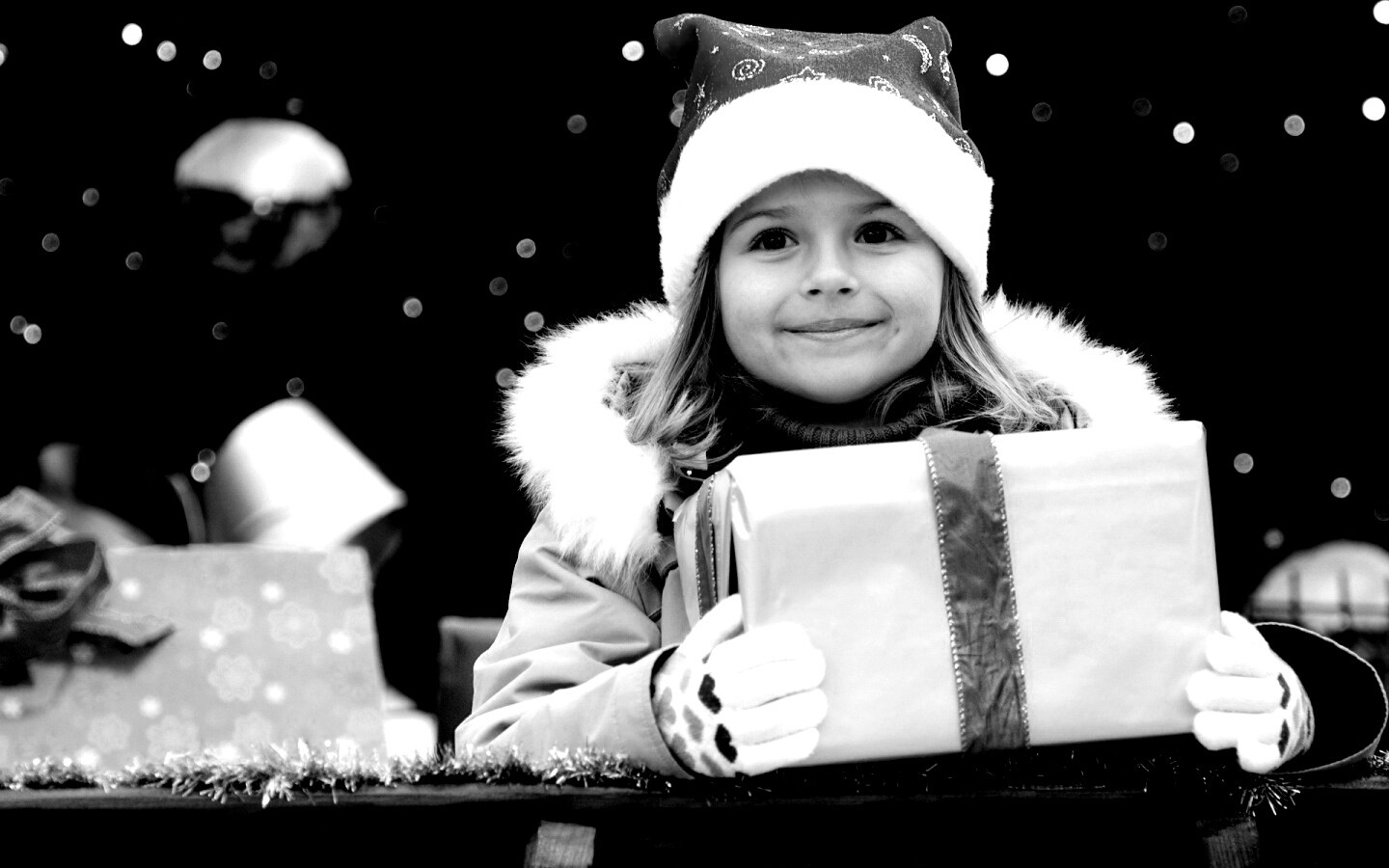 Ребенок с подарком обои