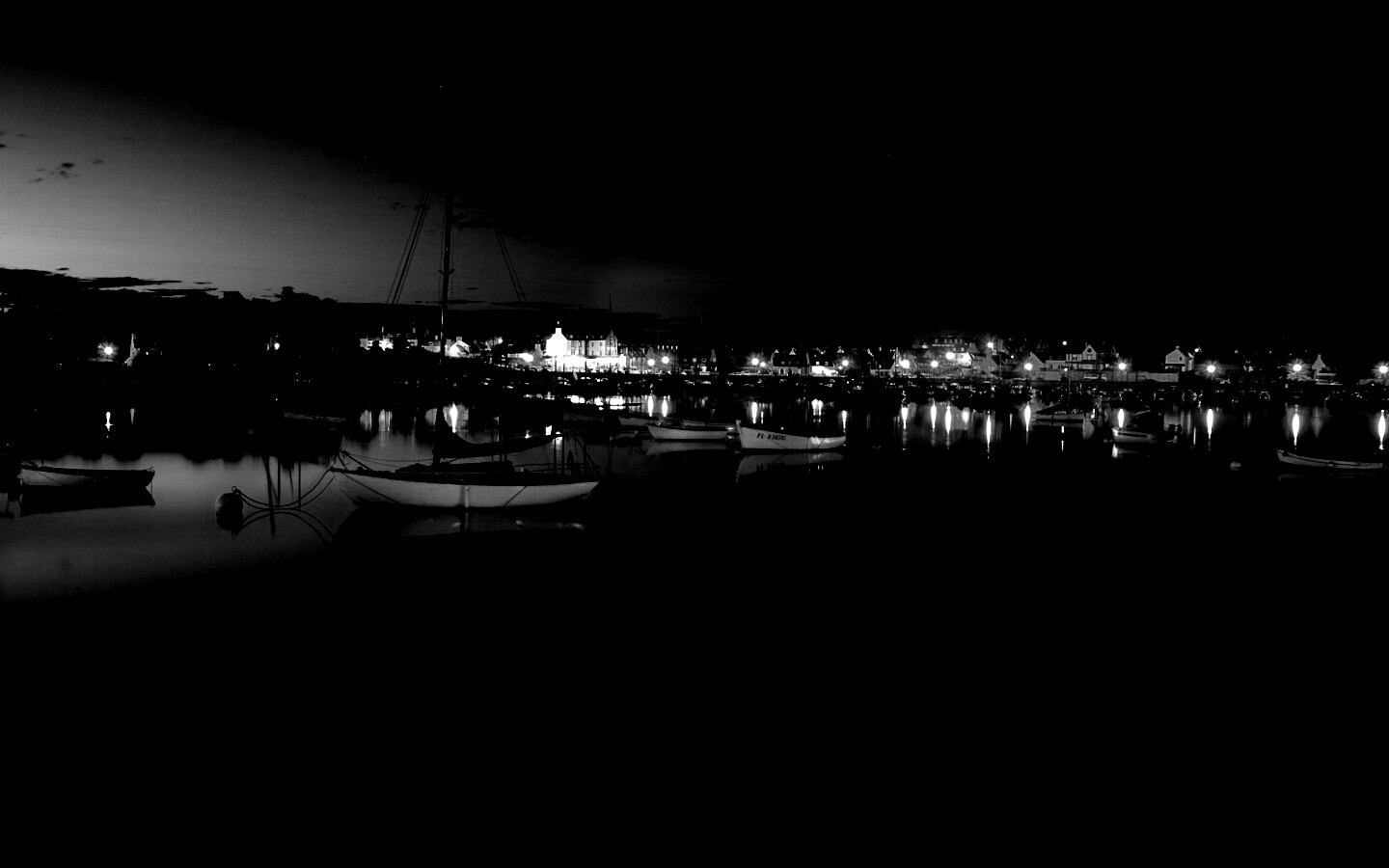 Лодки на вечерней воде обои