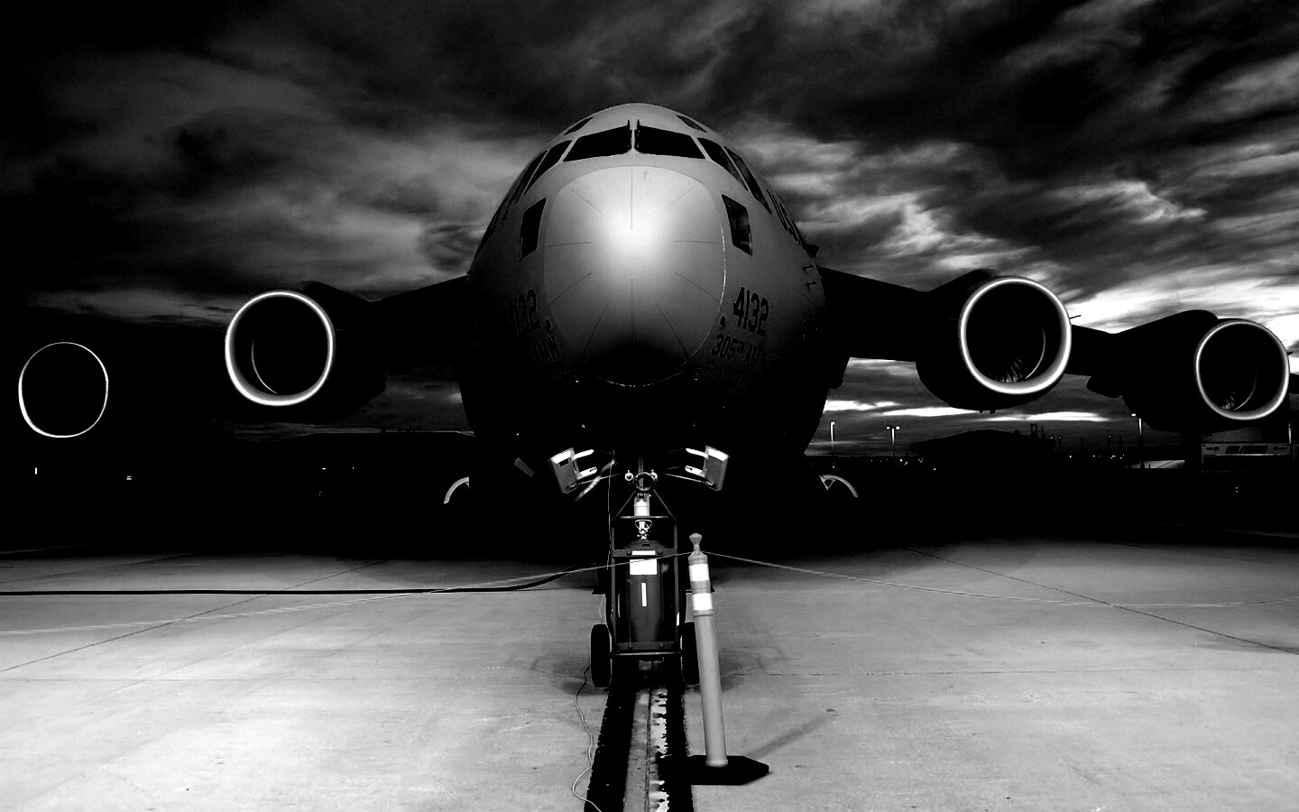 Самолет на взлетной полосе обои