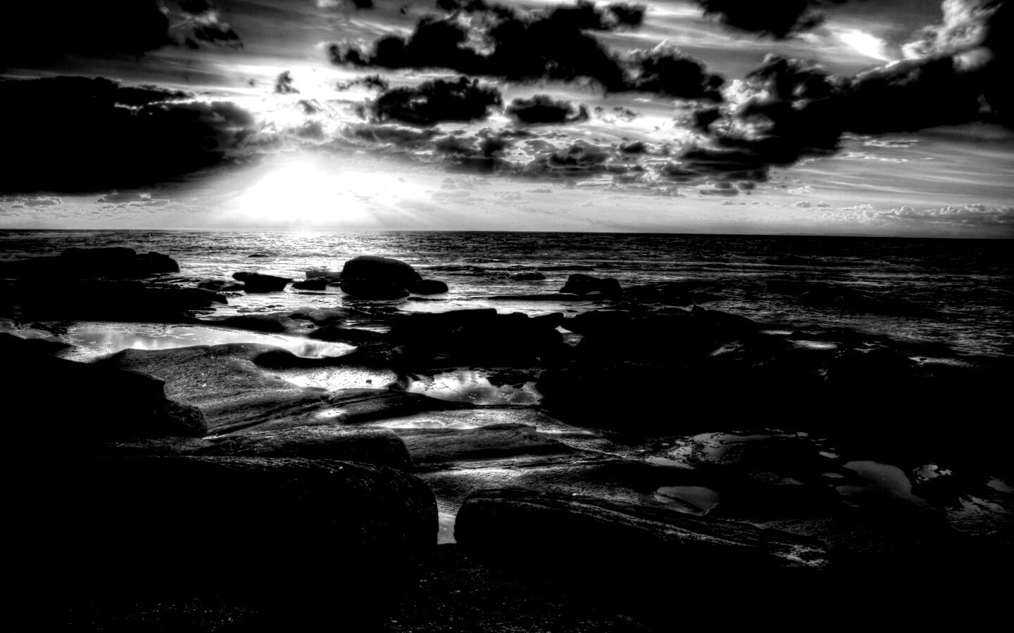 Каменистый берег на закате обои