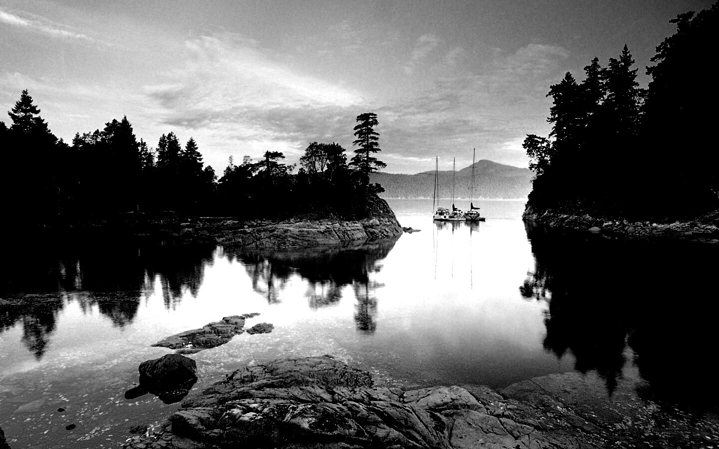 Яхты в заливе обои