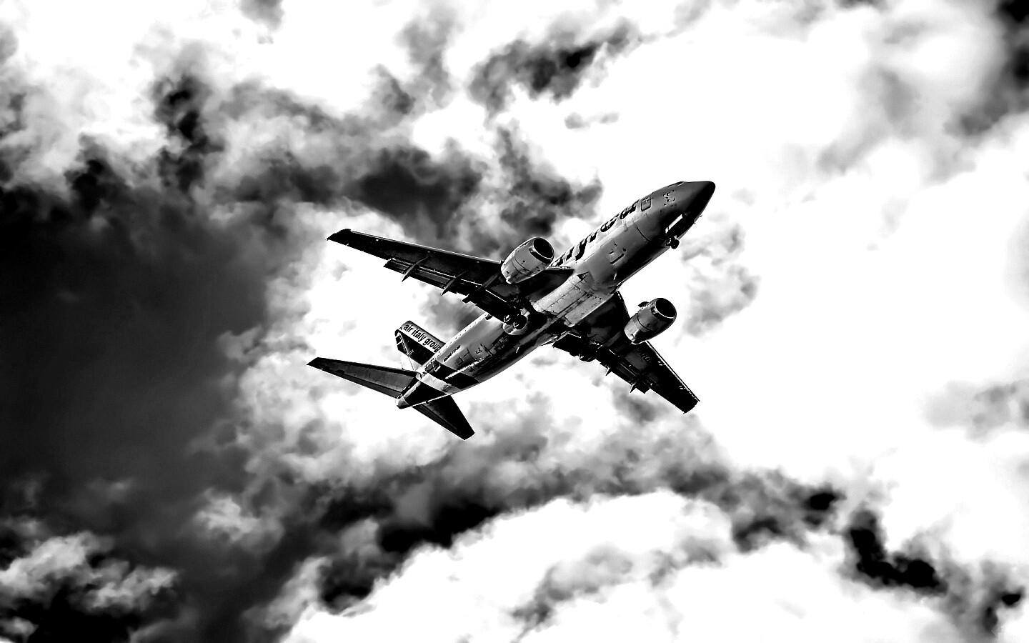 Самолет гражданской авиации в небе обои