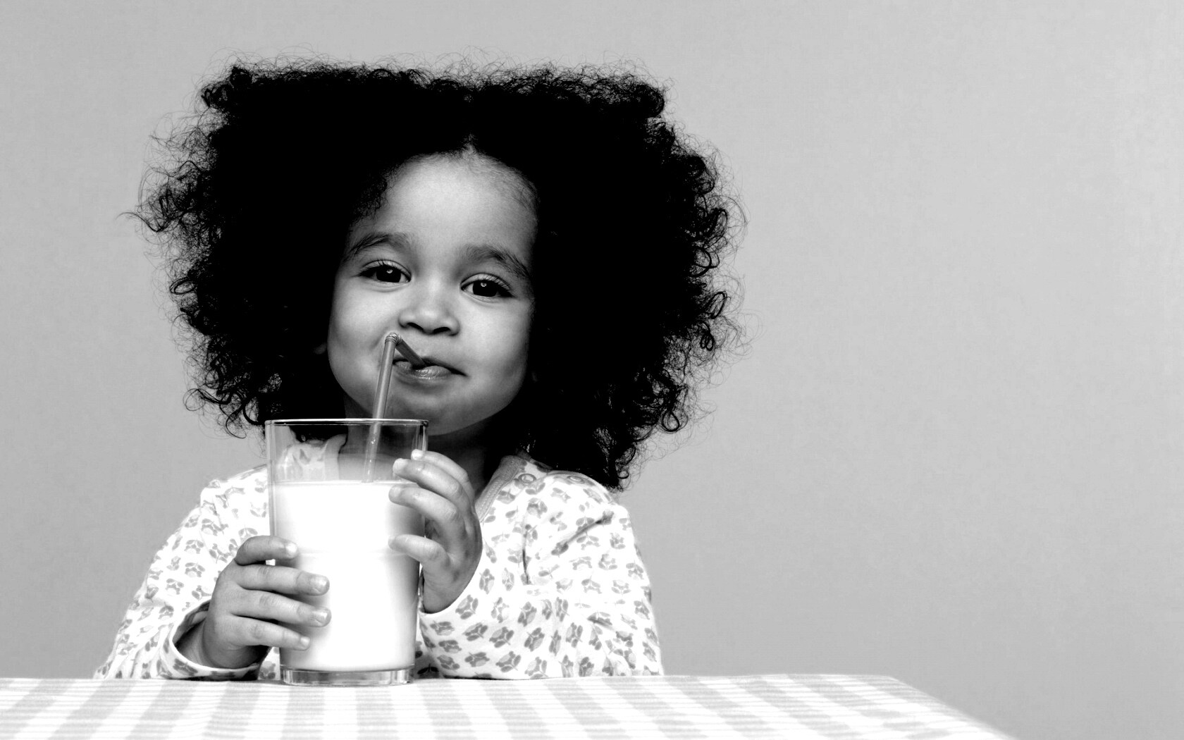 Девочка пьет молоко обои