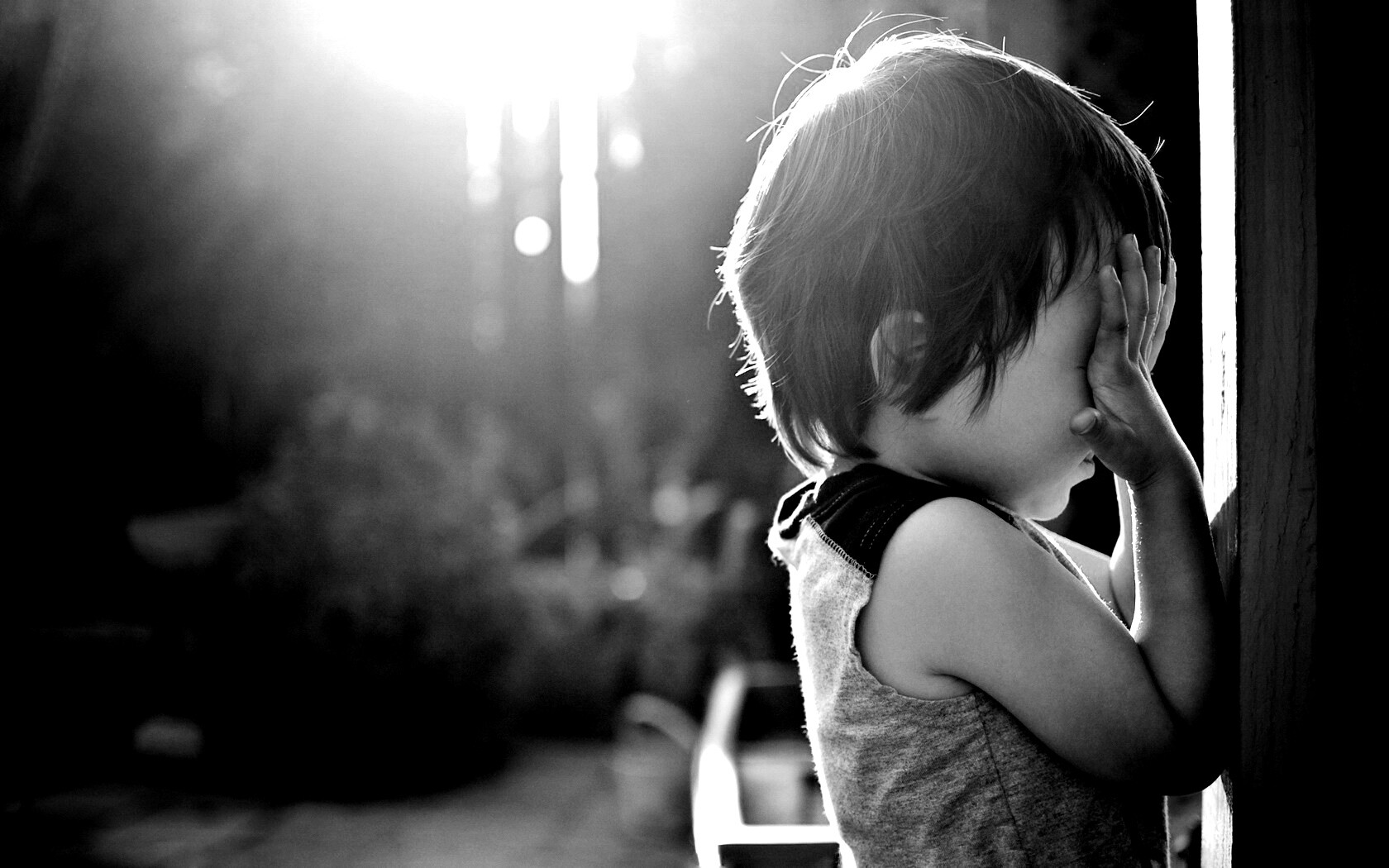 Малыш играет в прятки обои