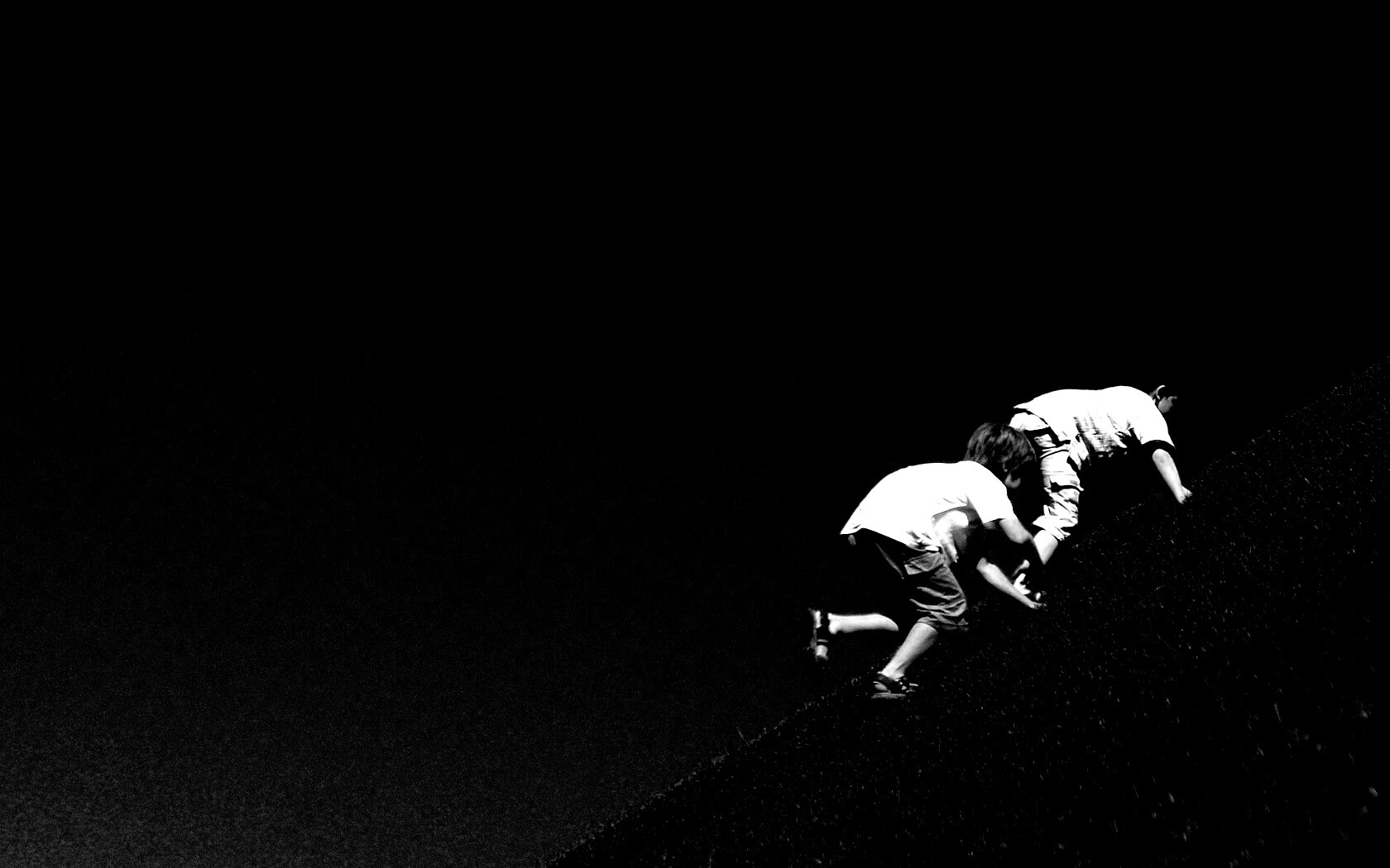 Дети взбираются в гору обои