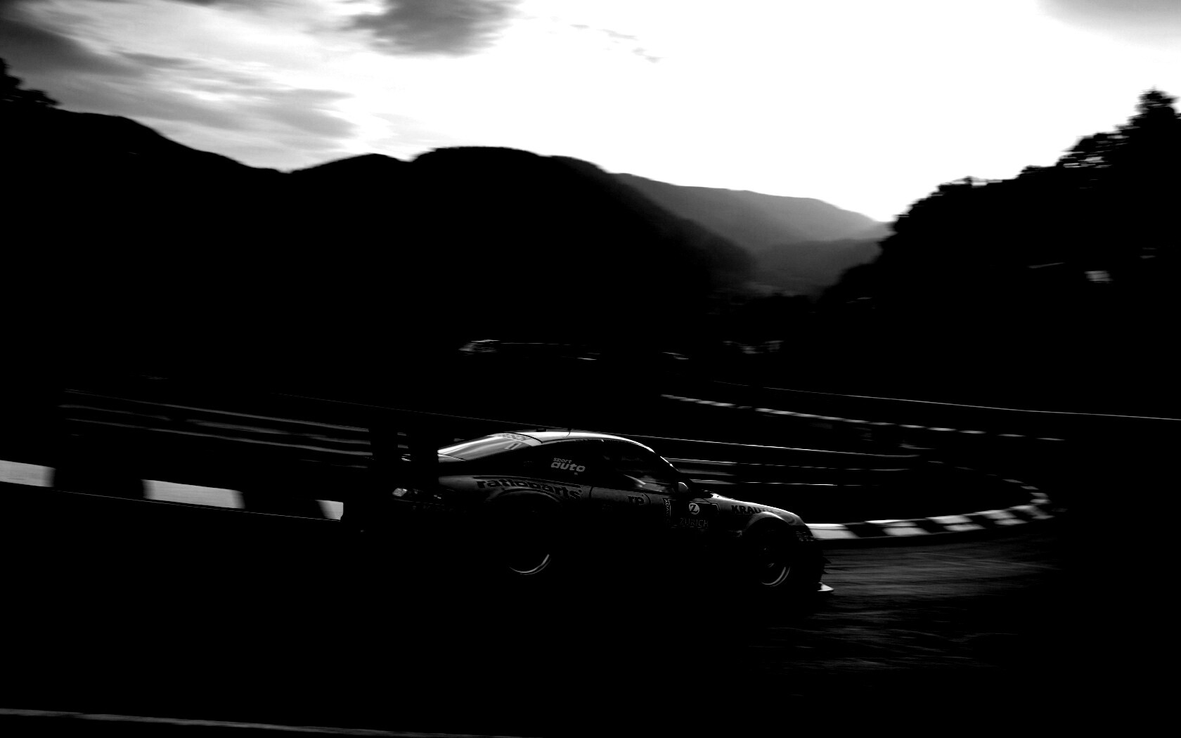 Гоночный Порше на треке обои