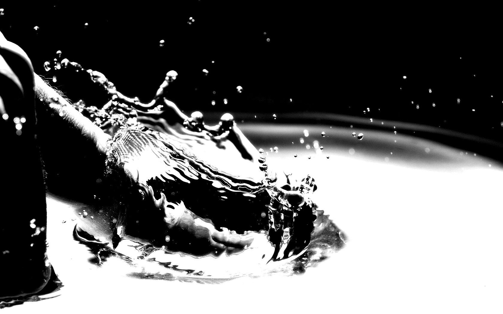 Палец в воде обои