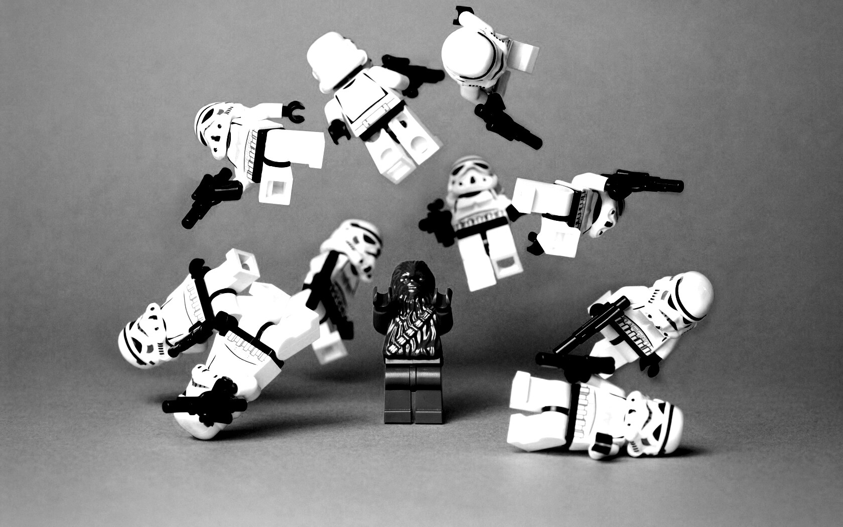 Чубака раскидывает имперских штурмовиков обои